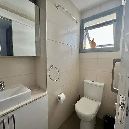 Sophisticated 2br With Pool & Terrace Views *