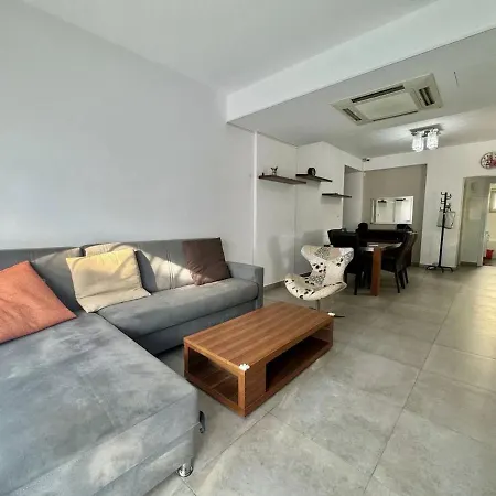 Sophisticated 2br With Pool & Terrace Views