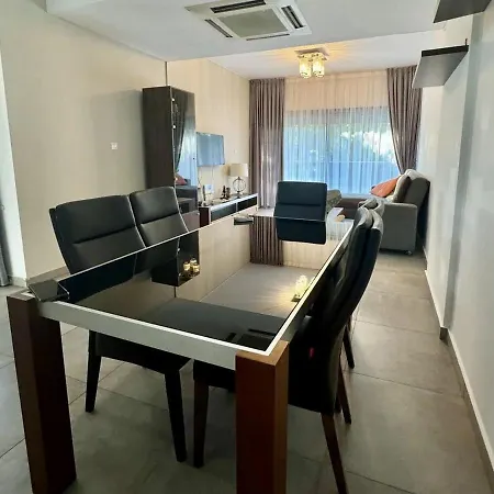 Sophisticated 2br With Pool & Terrace Views Appartamento
