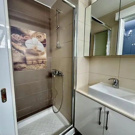 Sophisticated 2br With Pool & Terrace Views Appartamento